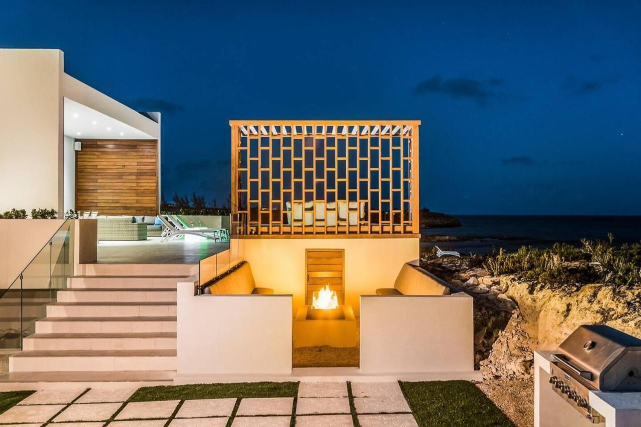Luxury Oceanfront Villa Delivers Mind Blowing Views, Direct Access To The Ocean 普罗维登西亚莱斯岛 外观 照片